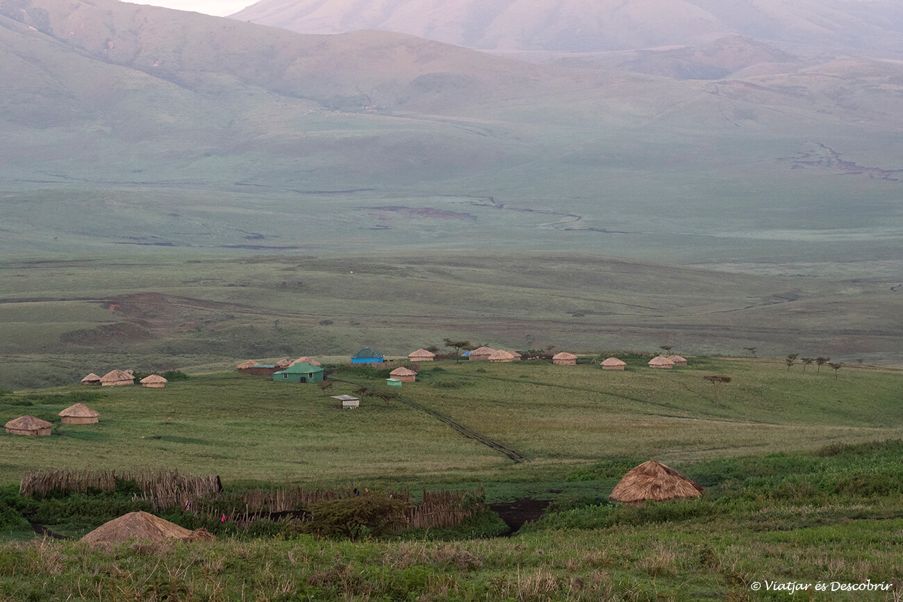 pueblo masai durante el amanecer en el interior del Área de Conservación del Ngorongoro