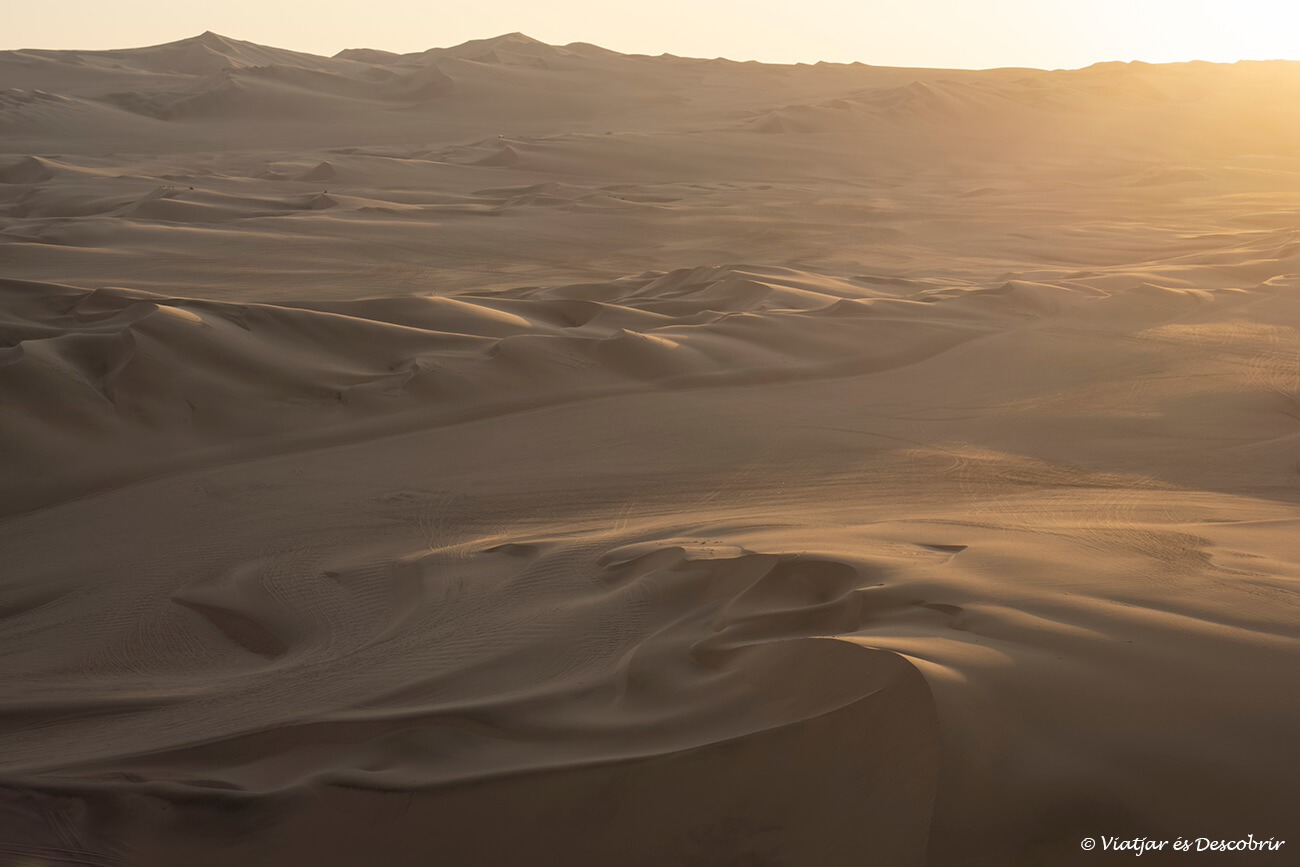 dunas bajo la luz dorada del atardecer en Huacachina a pocos minutos de la ciudad de Ica