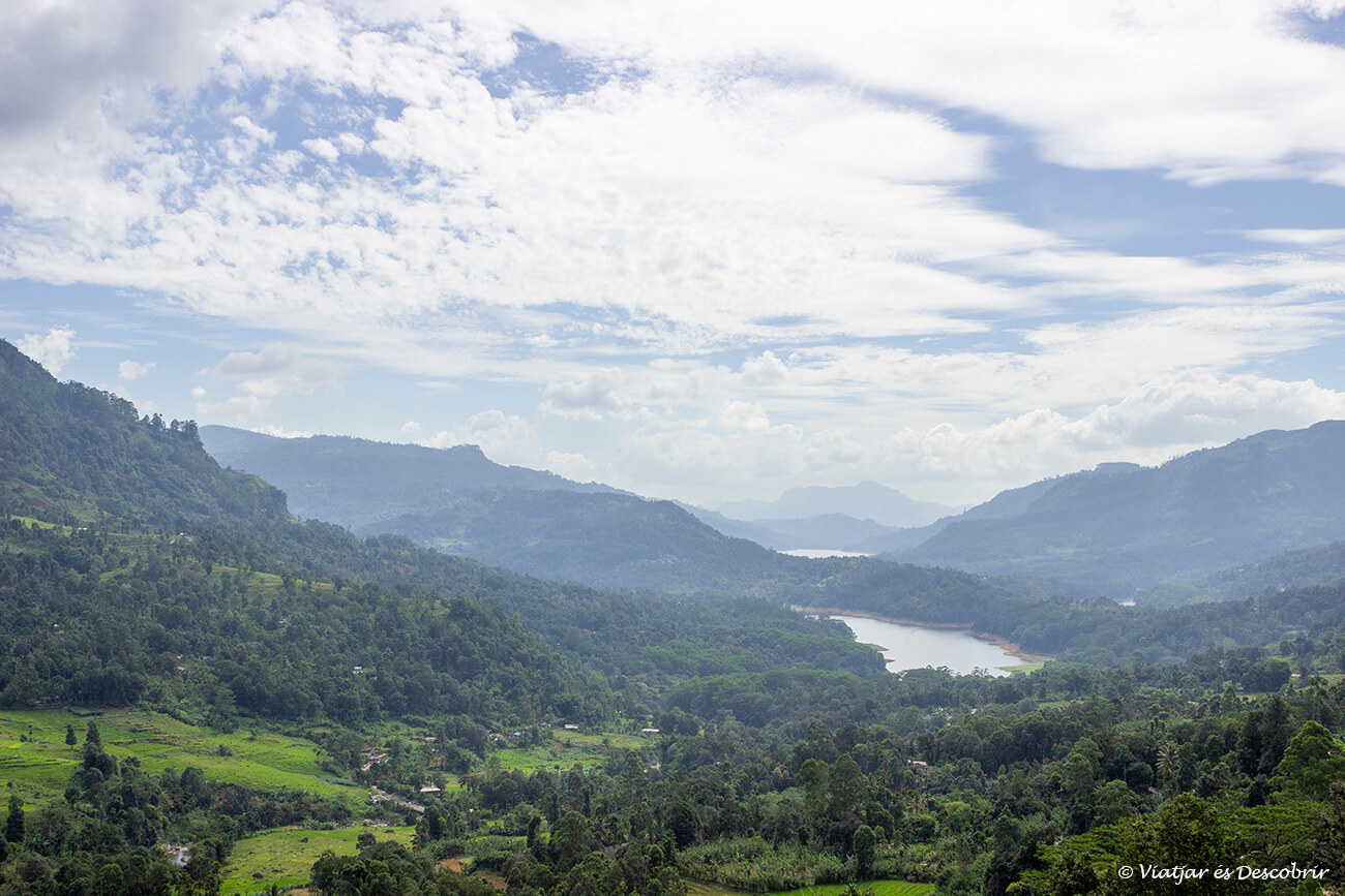 panorámica lejana de Nuwara Eliya y su lago una zona con muchas cosas que ver