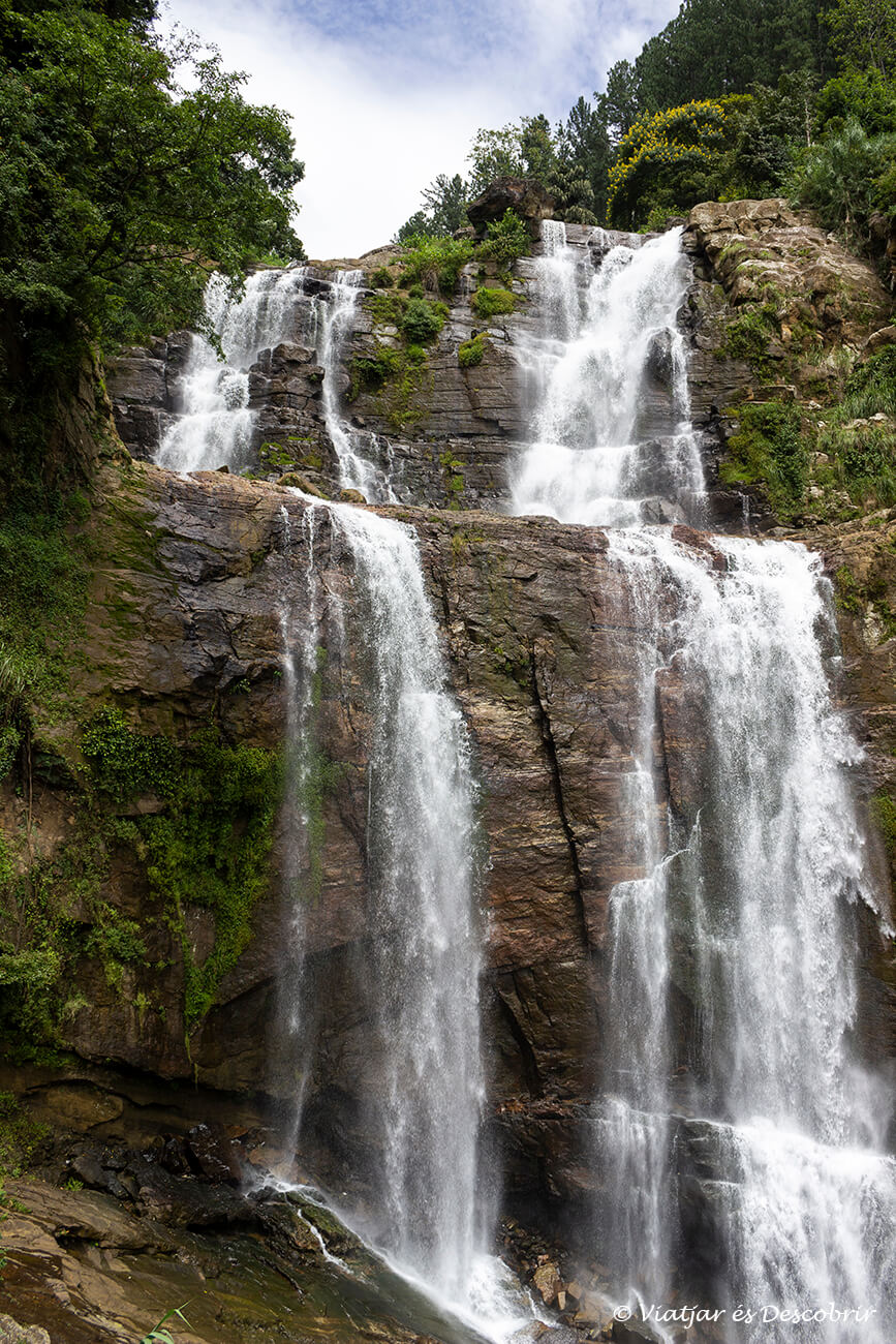 detalles de la cascada del hotel donde se puede comer cerca de la ramboda fallos
