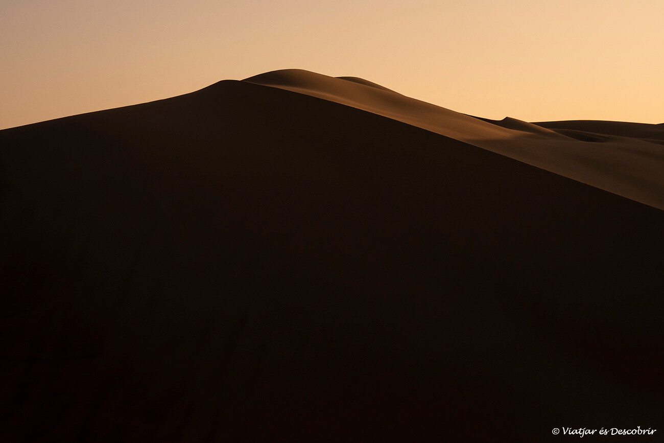 contrastes de luz entre las dunas en el desierto del Pacífico en Perú
