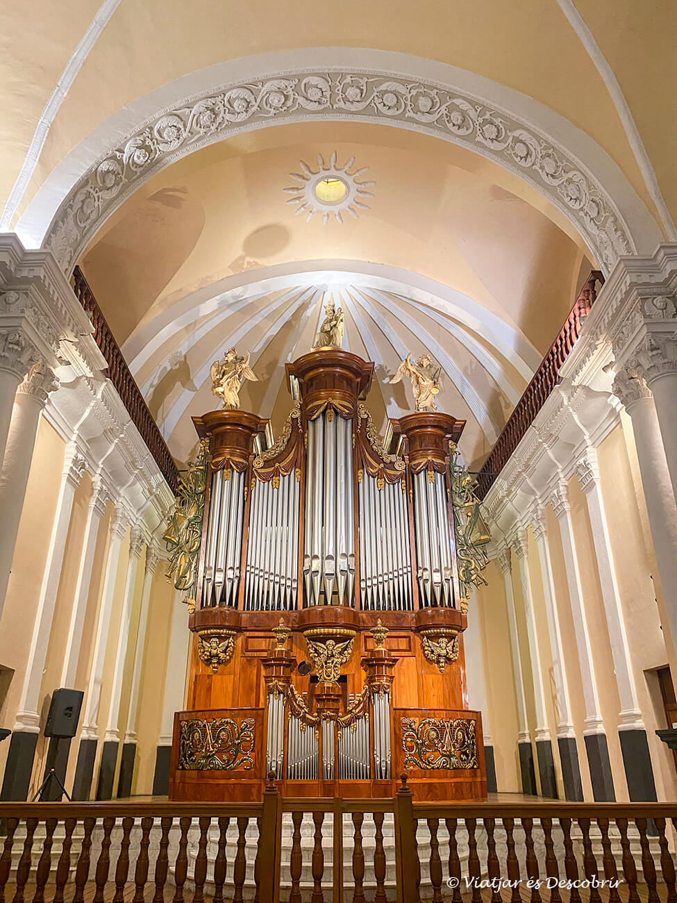 al visitar Arequipa vale la pena acceder a las iglesias o catedrales para admirar su belleza