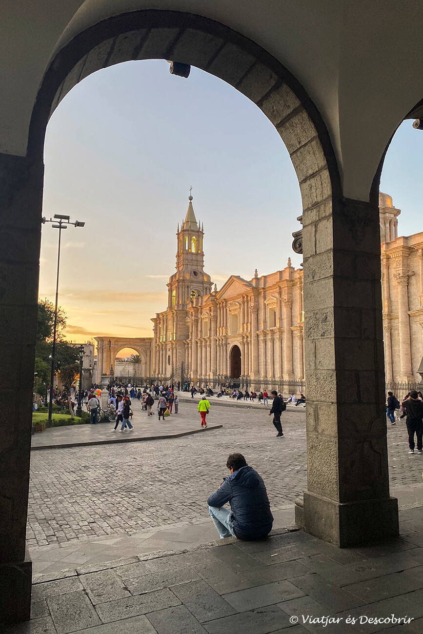puesta de sol en la Plaza de Armas de Arequipa., un momento muy bonito para visitar el centro histórico de la ciudad