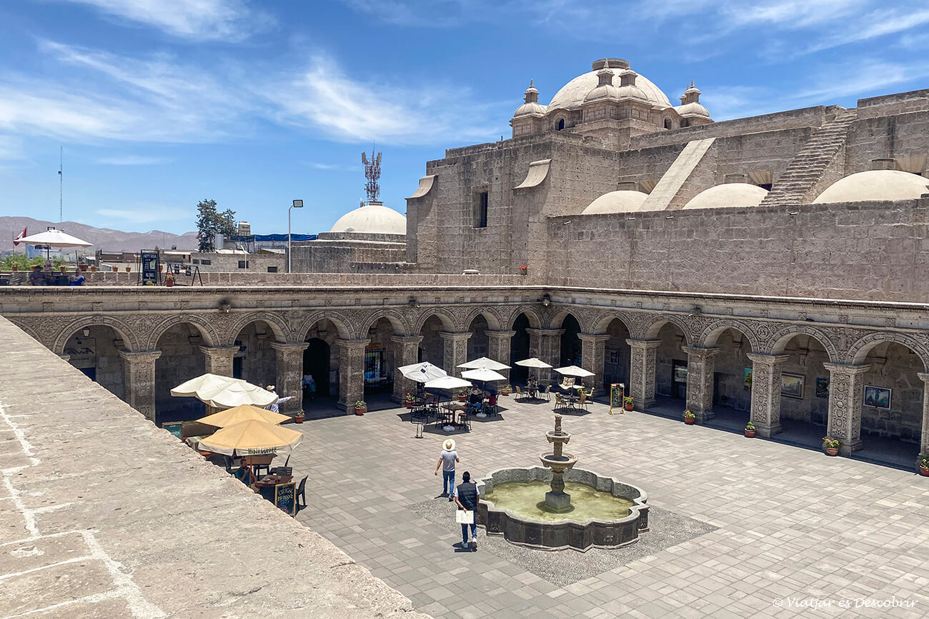 algunos de los edificios históricos que pude ver al visitar Arequipa en un día