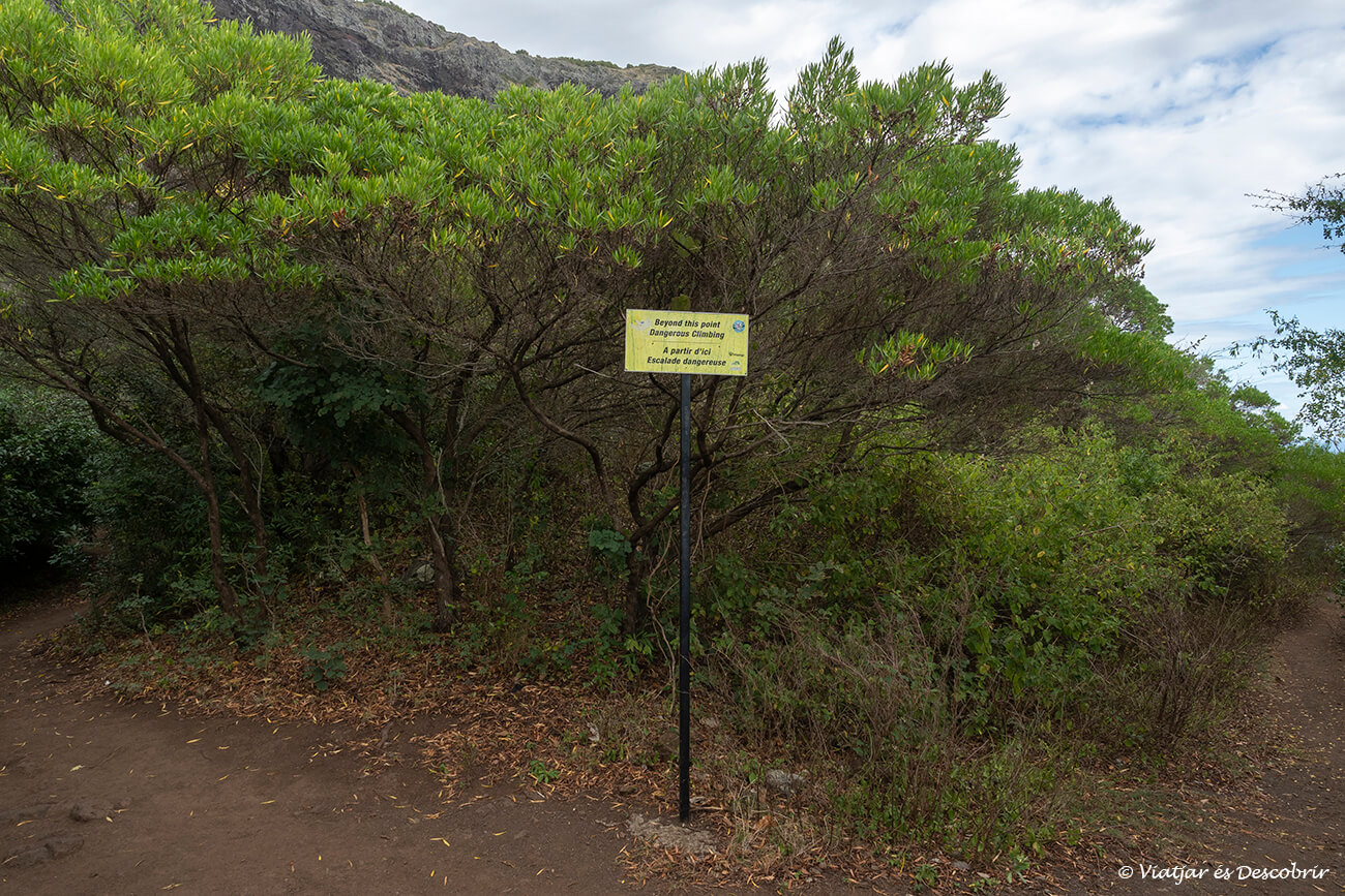 inicio de la parte más exigente del trekking en Le Morne Brabant donde un cartel avisa de la peligrosidad del camino