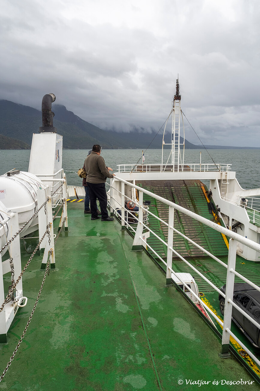 vista des del segundo piso de la primera barcaza de la Carretera Austral que hay que tomar cerca de Puerto Montt