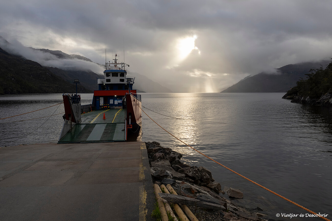 fotografía de la barcaza gratuita que hace este recorrido