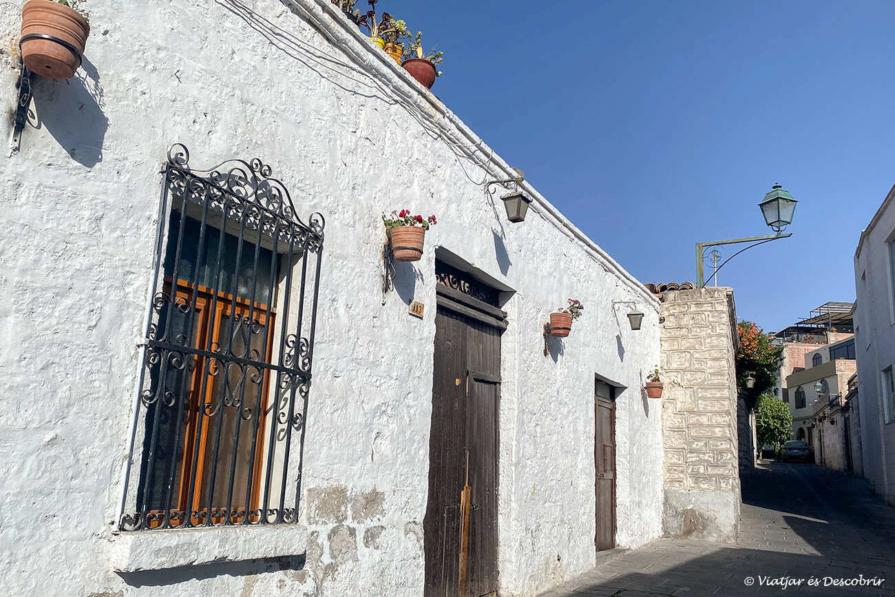 edificio bajo y clásico del barrio de San Lázaro