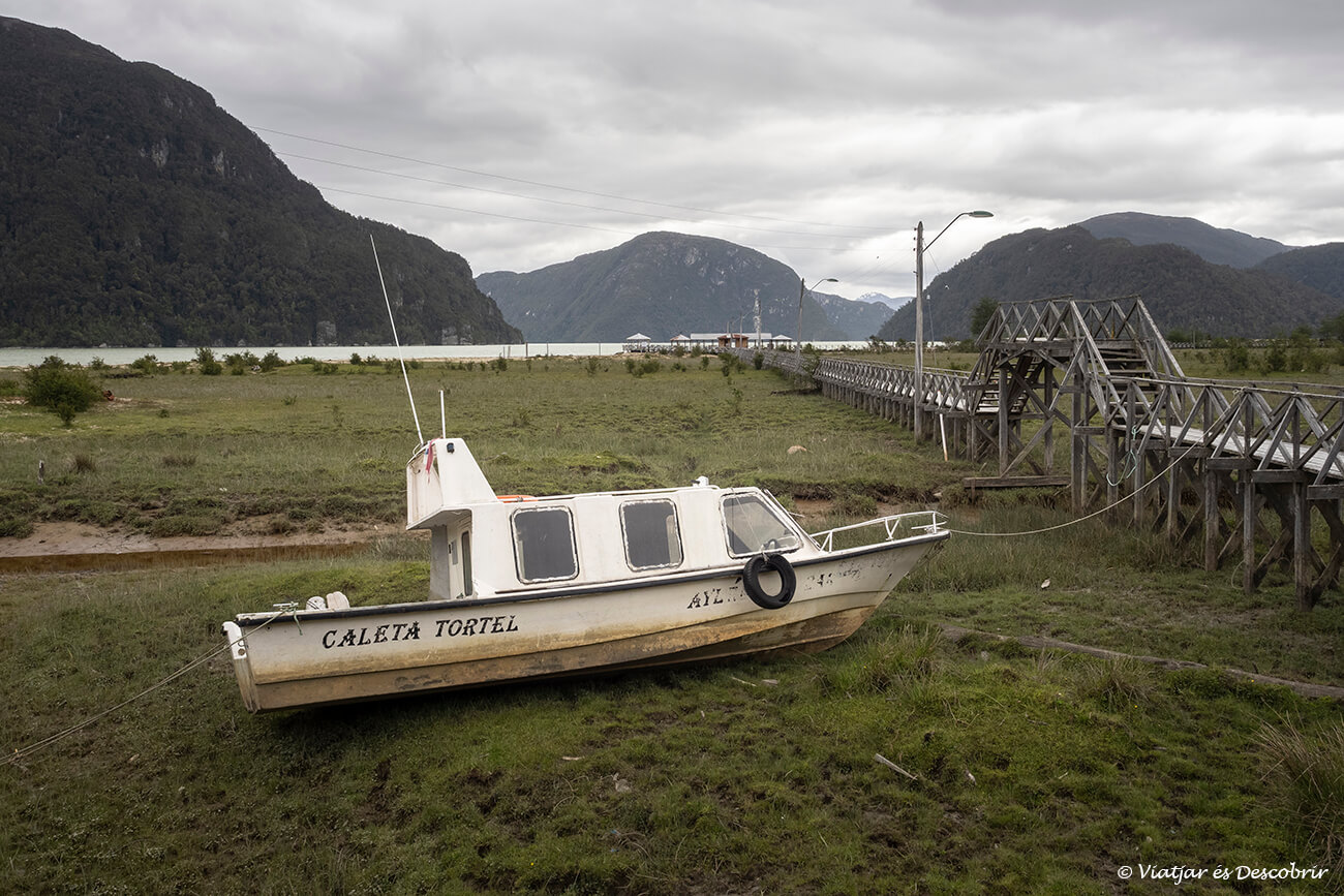 imagen del pueblo Caleta Tortel donde los pasajeros sin auto pueden tomar la barcaza a Puerto Natales