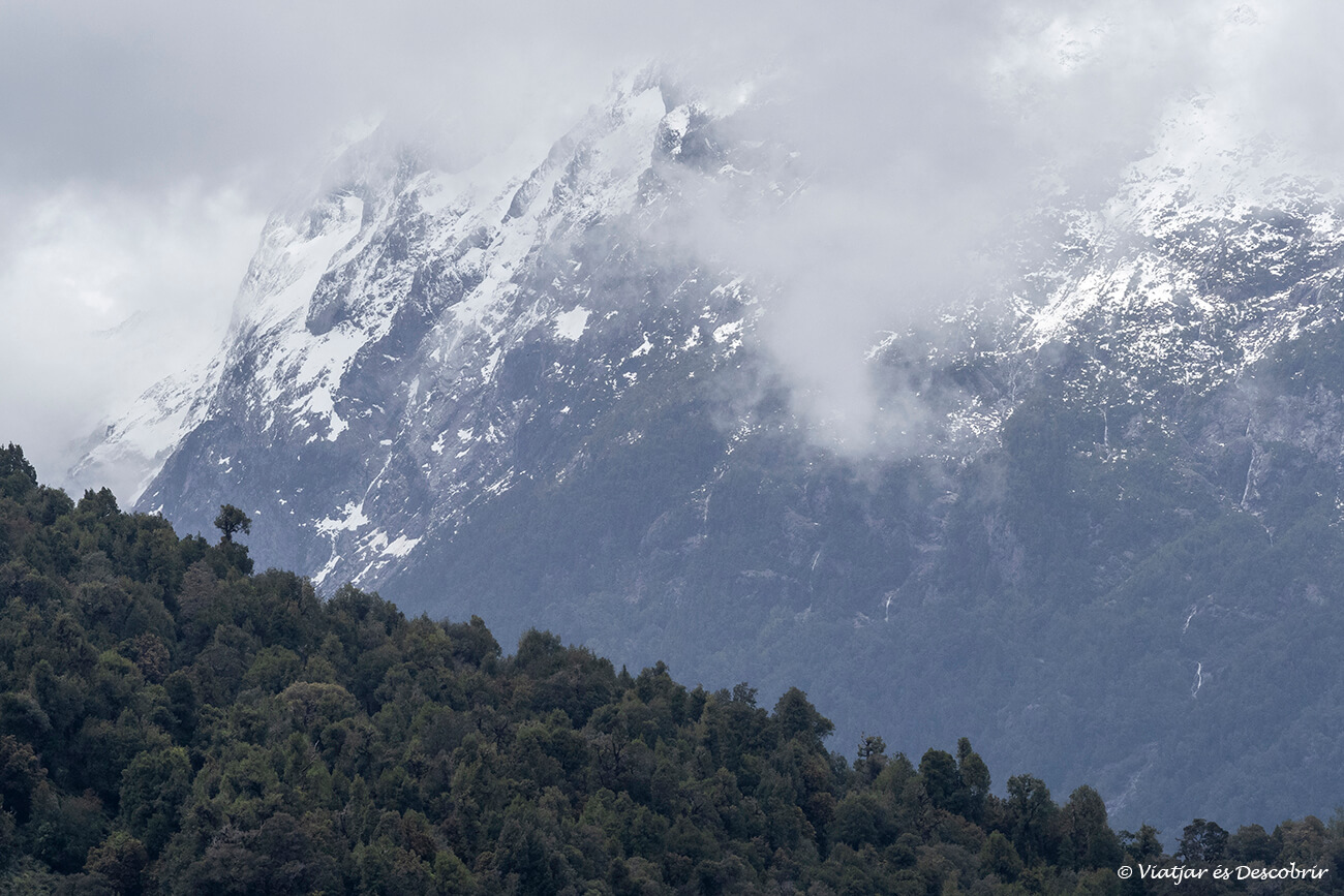 paisajes en el cruce en barcaza hasta Caleta Gonzalo