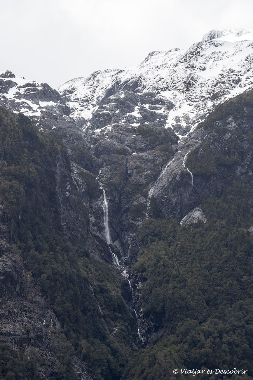 tramo de nevados y saltos de agua en el inicio de la emblemática ruta por el norte de la Patagonia
