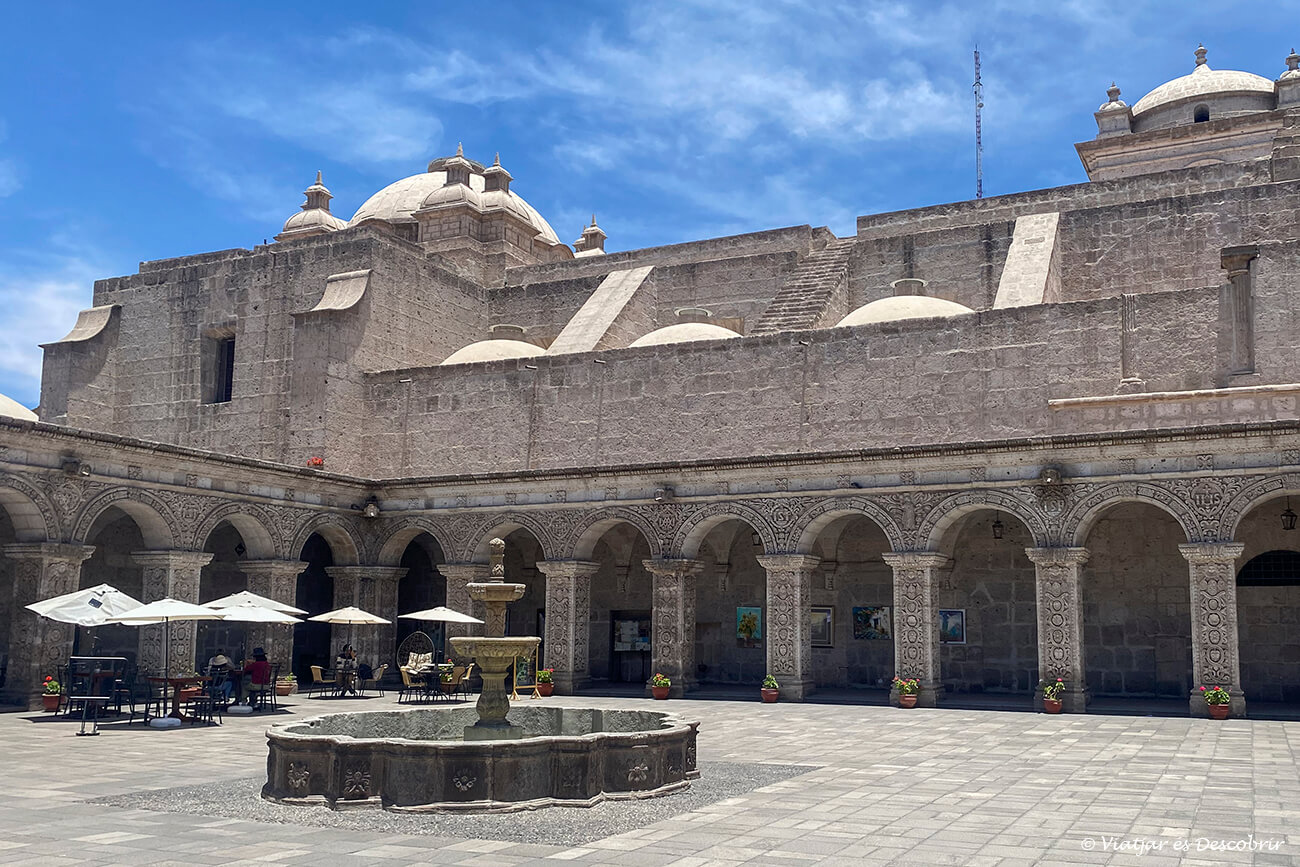 claustro de la compañía y su fuente en Arequipa