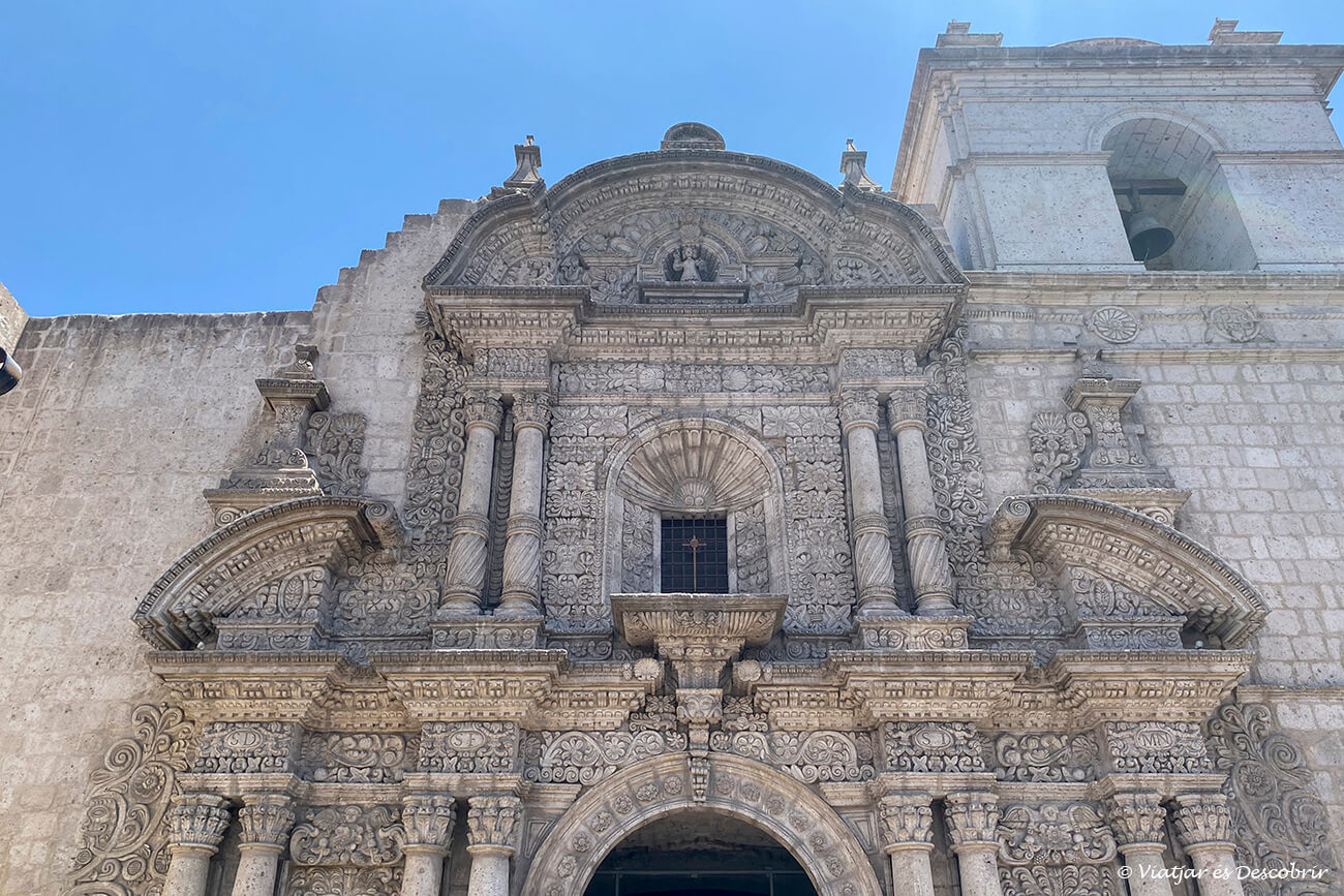 detalles de los edificios que se pueden ver en la Ciudad Blanca del Perú