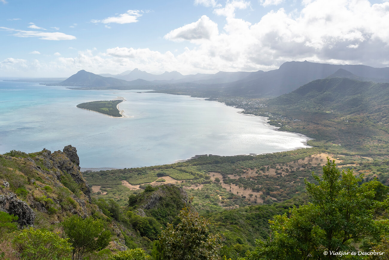 cuesta de la isla Mauricio donde destaca el verde de la selva y el color turquesa del agua