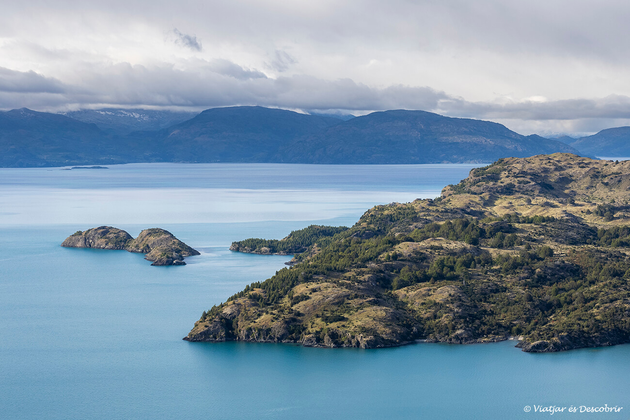 imagen del Lago General Carrera que es donde pasa una de las barcazas de la Carretera Austral que son opcionales