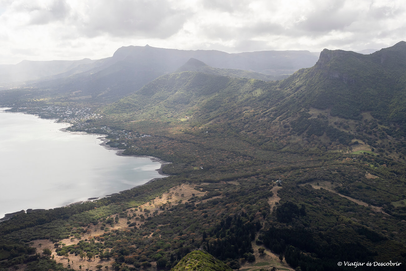 paisaje del este de Mauricio durante la subida a Le Morne