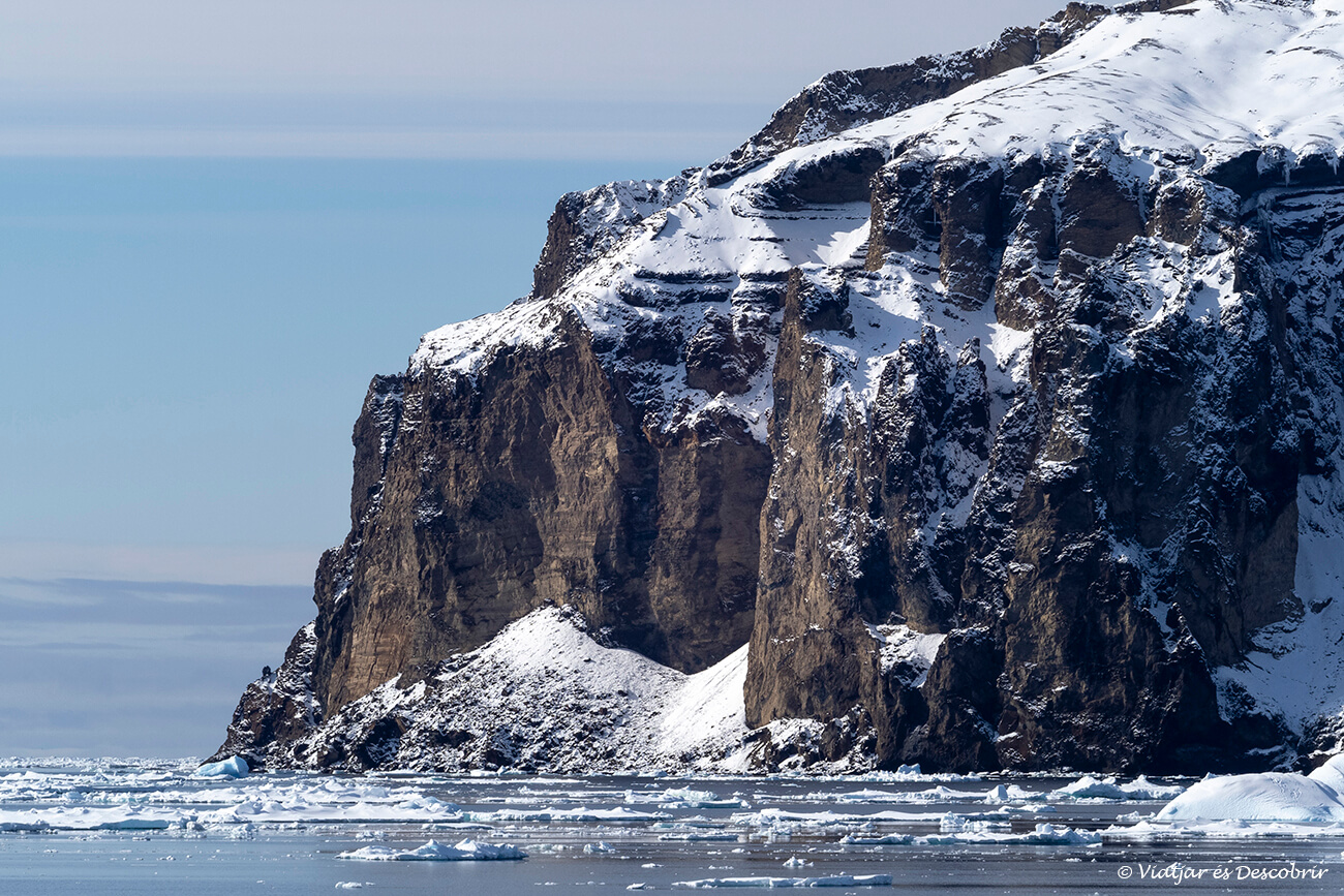 actualmente se puede viajar a la Antártida con viajes de expedición que organizan diferentes agencias de todo el mundo y que incluso permiten llegar hasta el Mar de Wedell