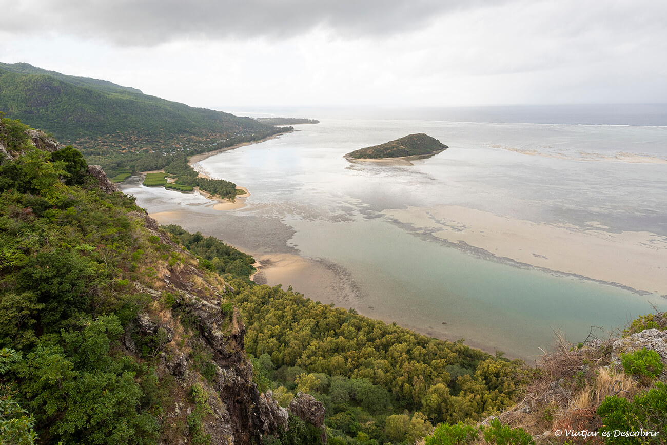 detalles del litoral de la península de Le Morne durante un día con bastantes novedosos