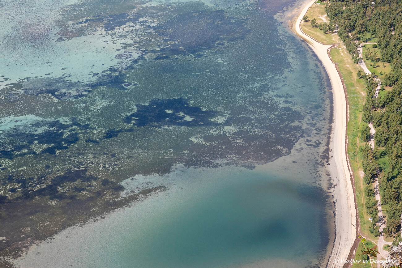 litoral de Mauricio con sus playas de arena blanca y los colores turquesa del agua con corales