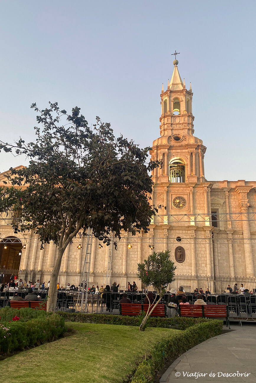 catedral de Arequipa iluminada por la luz de la puesta de sol