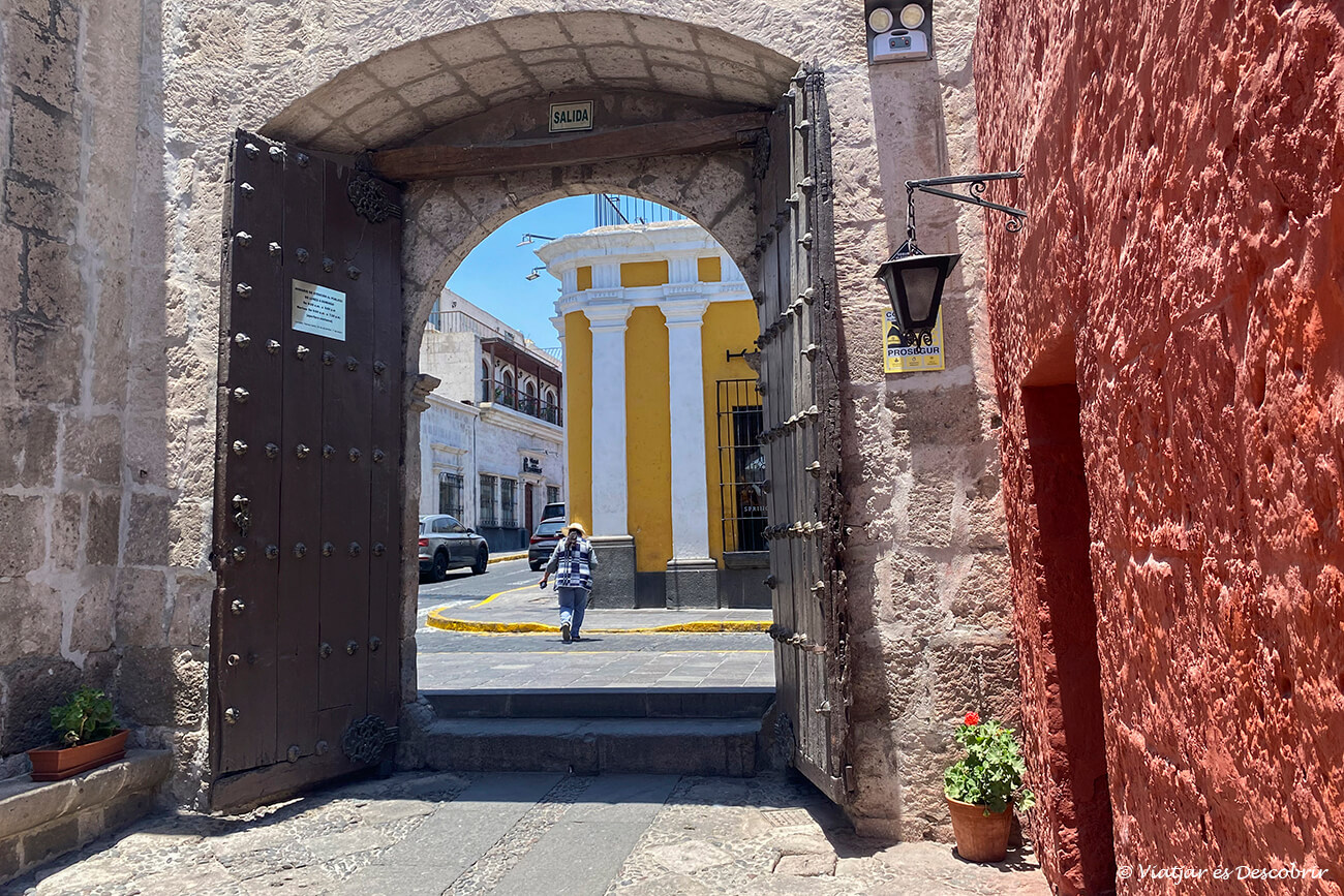 detalles de la entrada al recinto del monasterio de Santa Catalina en Arequipa