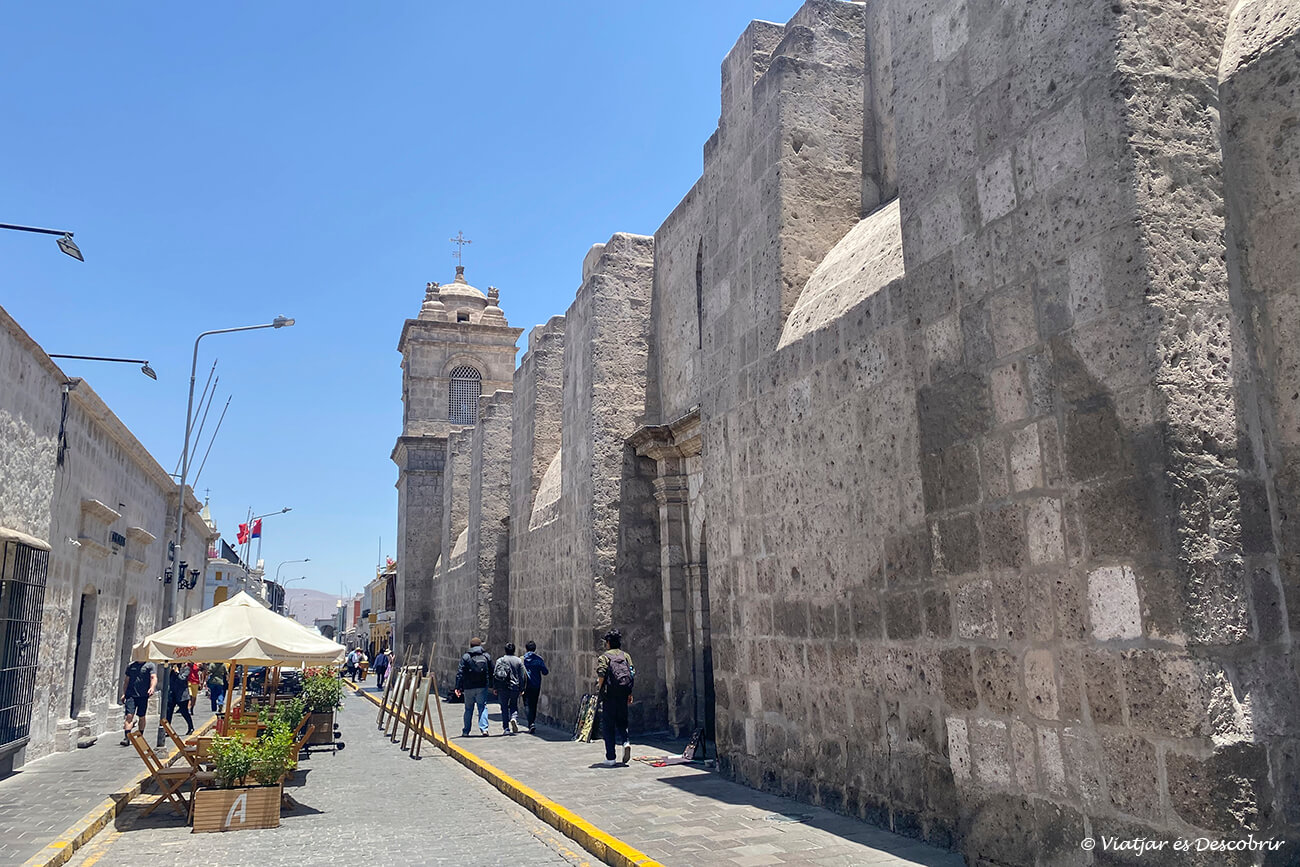 la calle del monasterio de Santa Catalina y que es un sitio que hay que visitar en Arequipa para conocer la ciudad