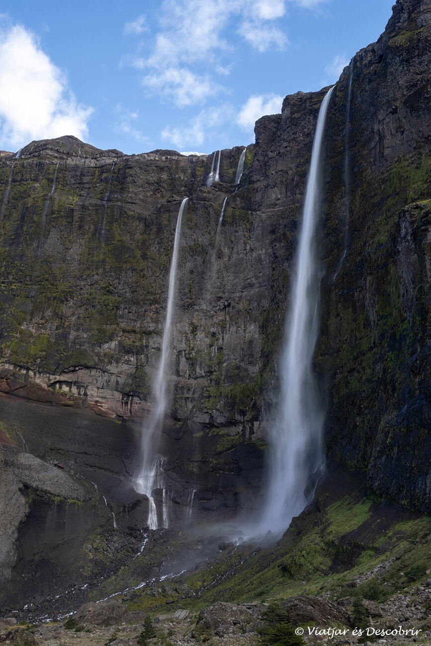 dos de las cascadas que caen desde el glaciar Castaño Overa