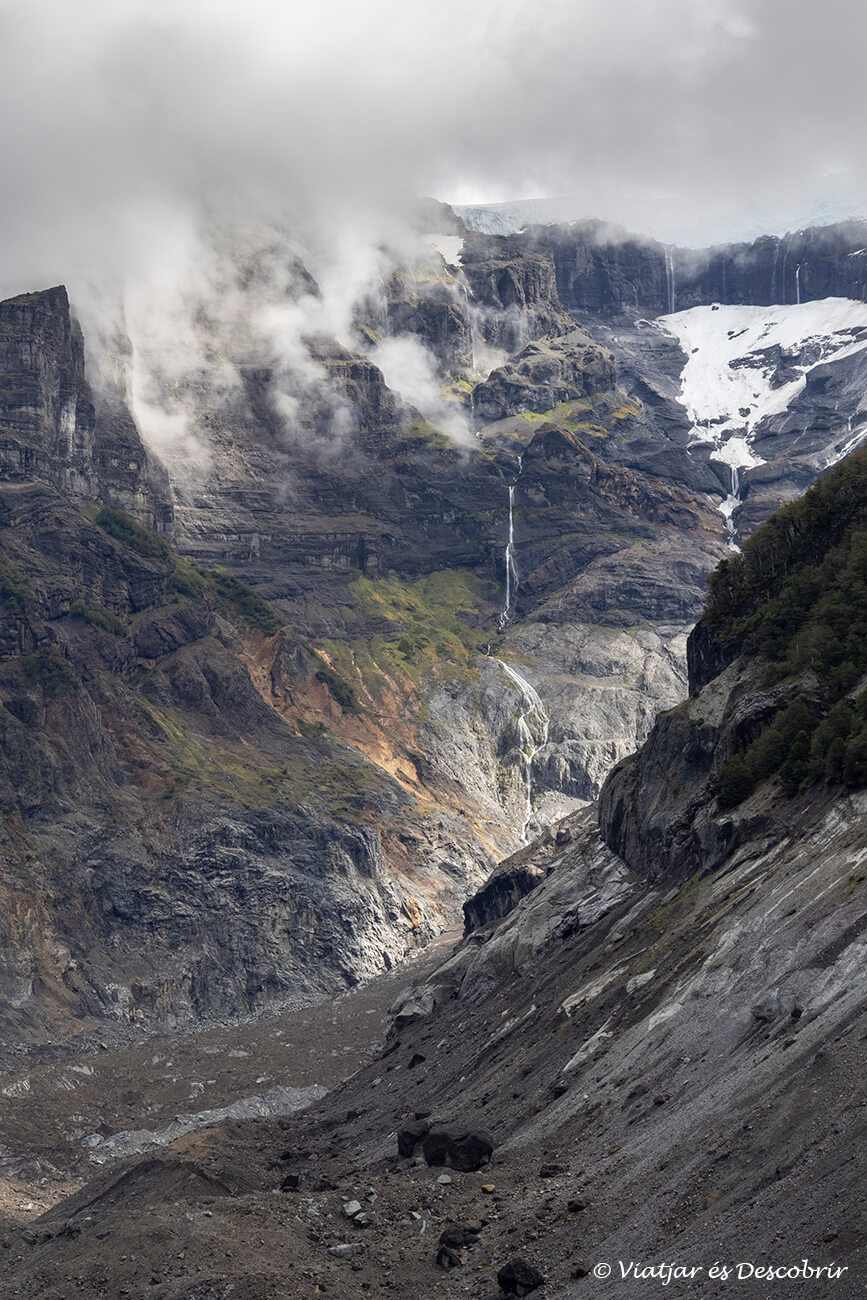 detalles del paisaje vertical y cascadas del Cerro Tronador
