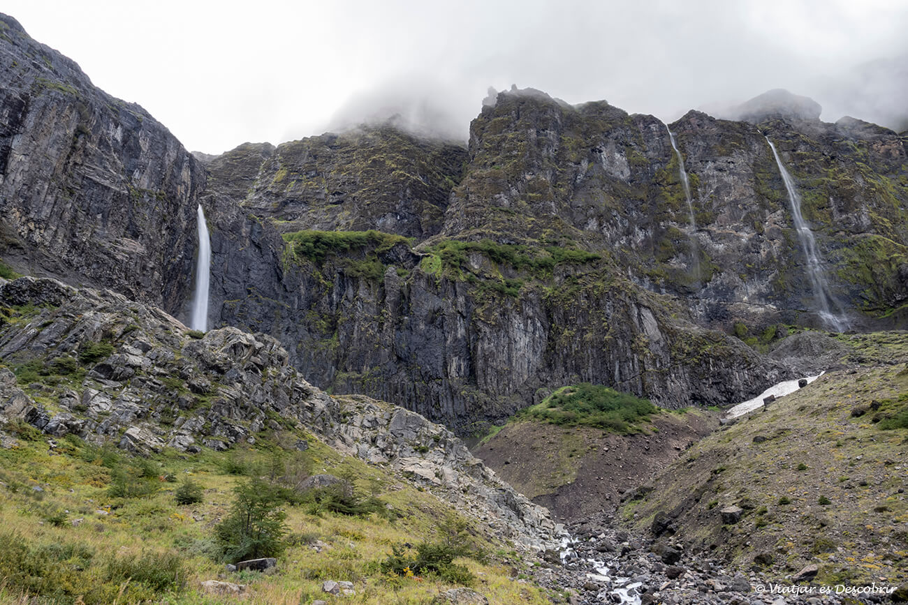 conjunto de cascadas por las paredes verticales desde la base del cerro tronador que es uno de los paisajes más espectaculares de la zona de Bariloche