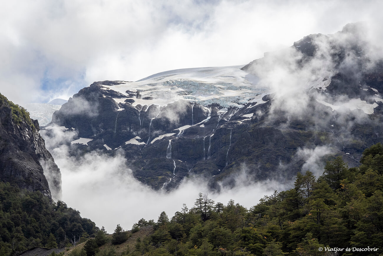 uno de los glaciares del Cerro Tronador y varias cascadas que nacen a partir del deshielo