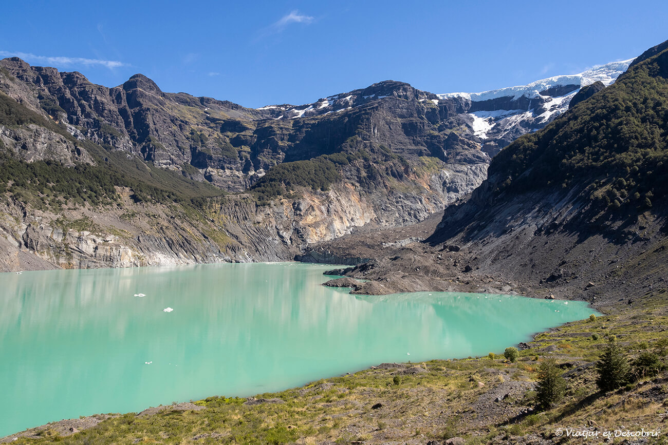 laguna del Ventisquero Negro de color turquesa durante un día de sol