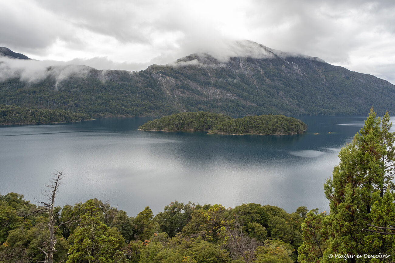 panorámica de la laguna Mascardi que tiene una pequeña isla en medio con forma de corazón