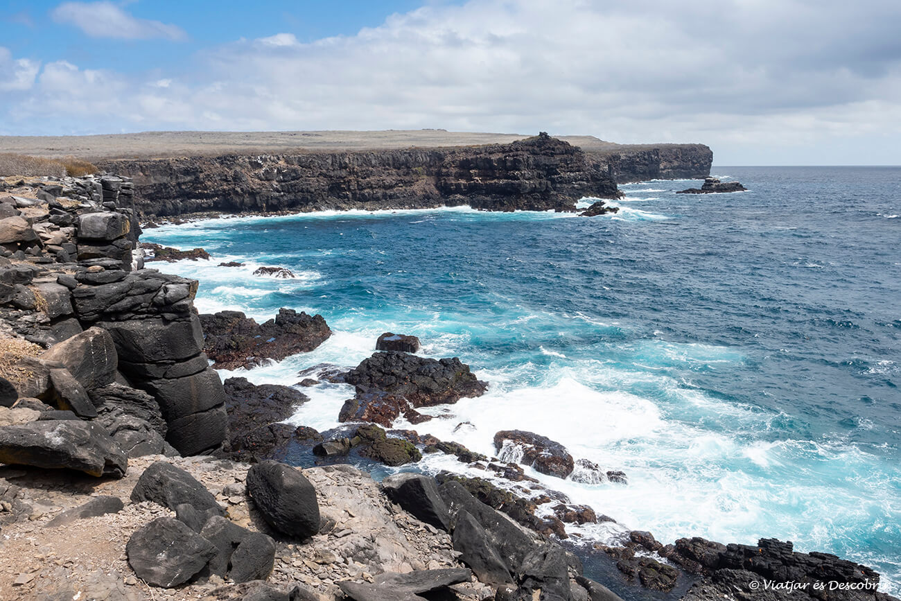 paisaje volcánico de costa en las Galápagos