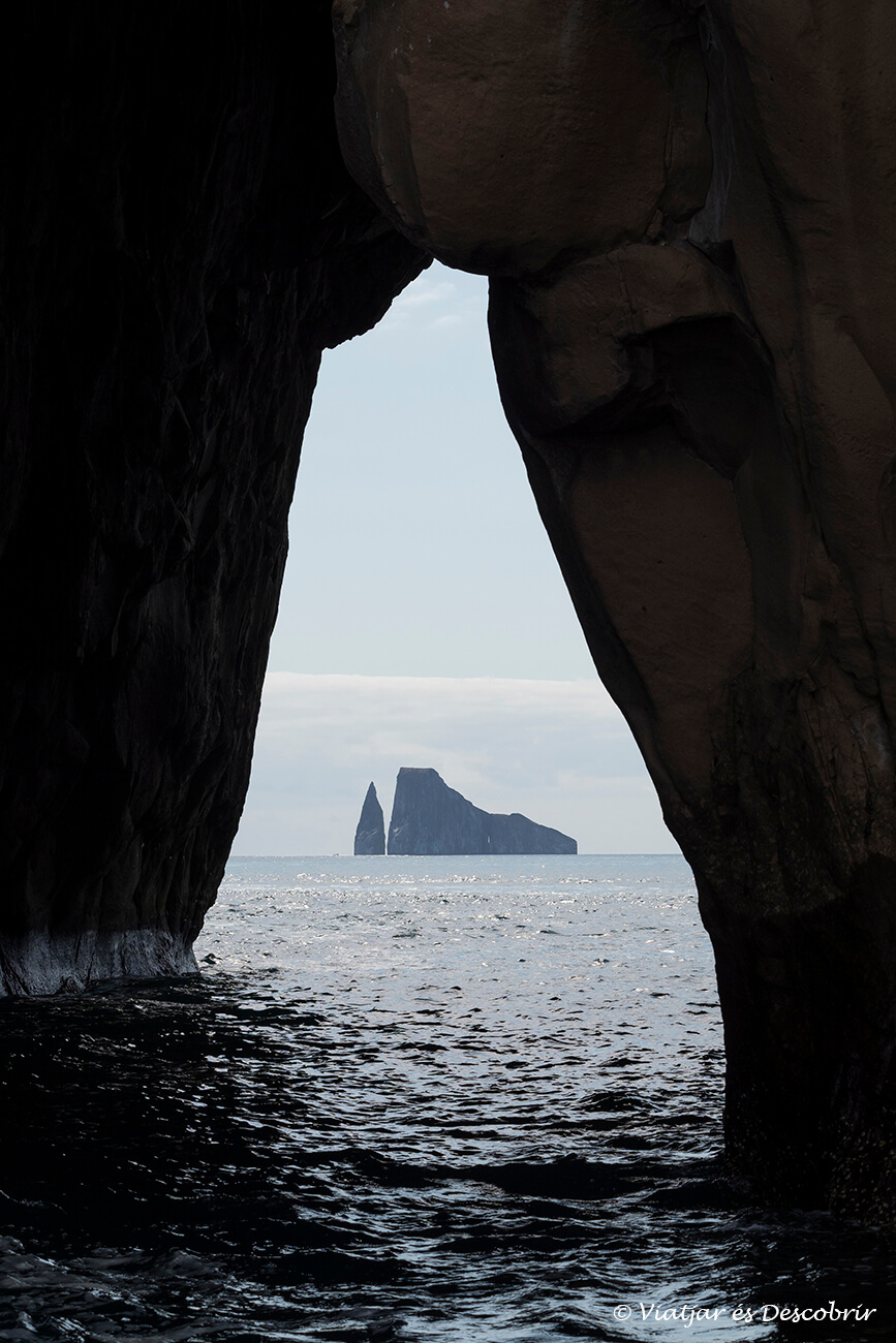 fotografía de la Kicker Rock en las Galápagos