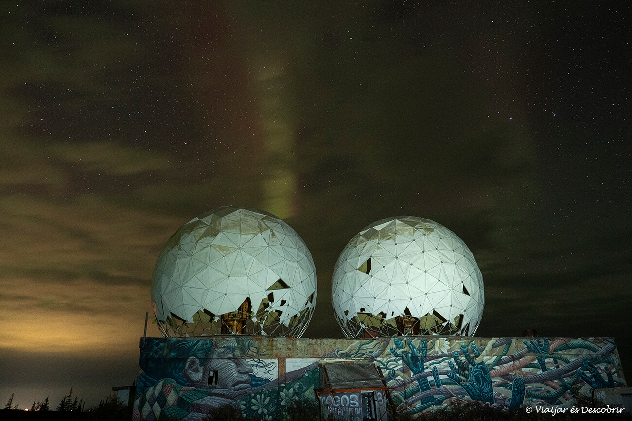golf baills bajo una ligera aurora boreal en Churchill