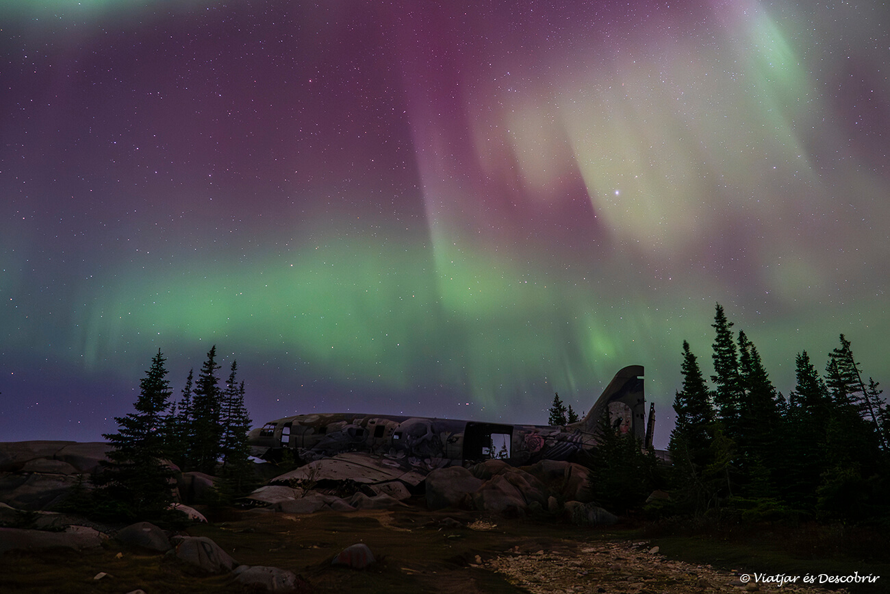 el avión miss piggy bajo la aurora boreal en Churchill