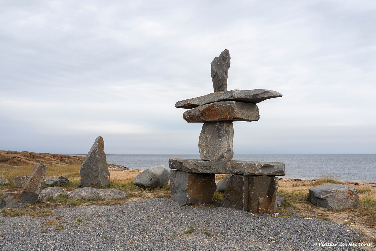 escultura de piedra junto a la playa de Churchill