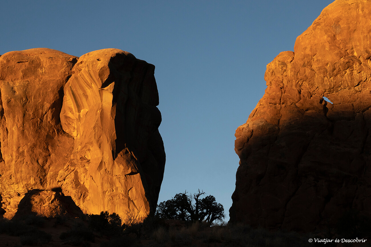 luces del amanecer iluminando de naranja las rocas del Arches National Park