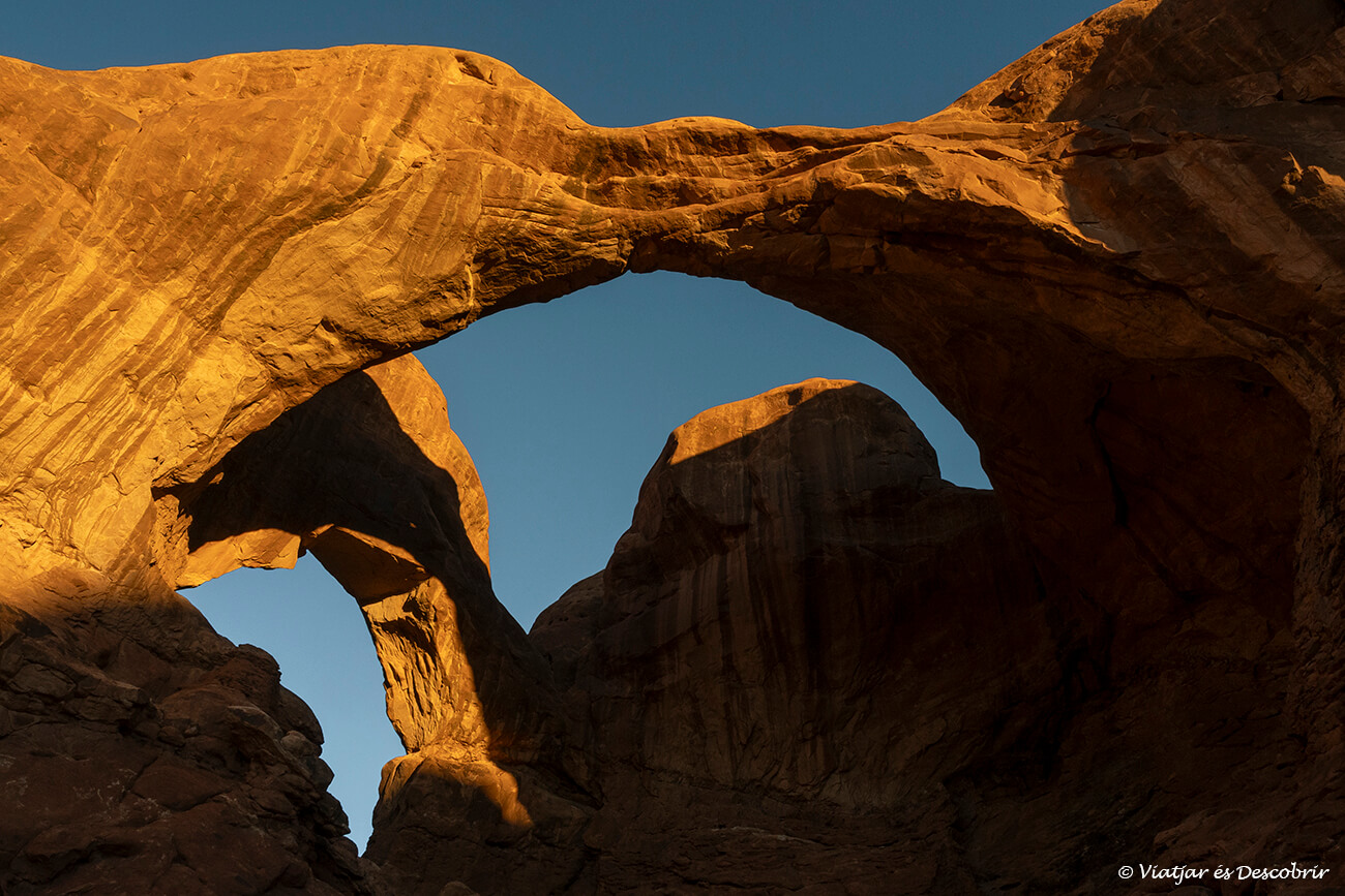 colores del amanecer sobre el Double Arch
