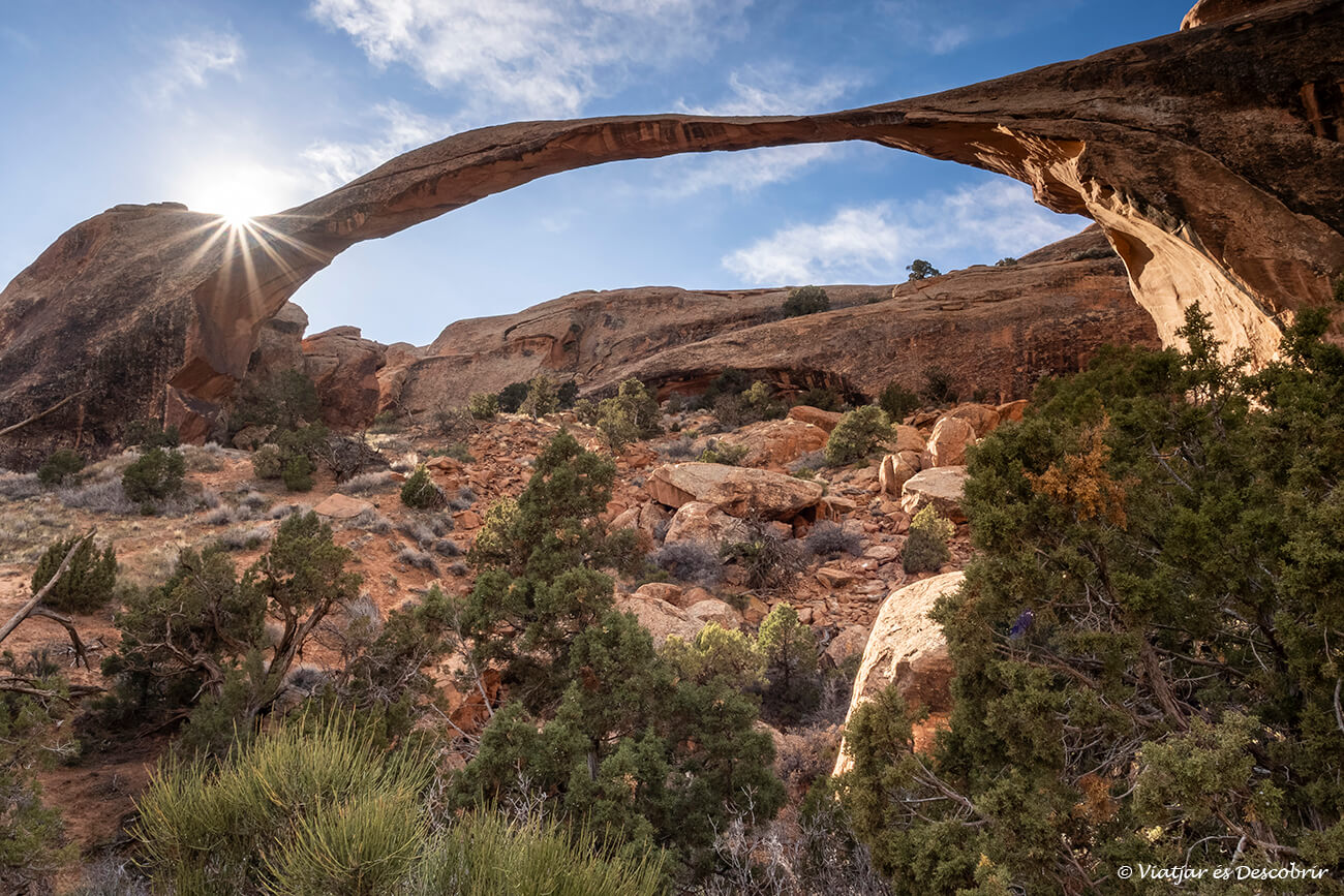 landscape arch en la primera parte del camino que recorre el Devils Garden y característico por el calor que hace durante el verano