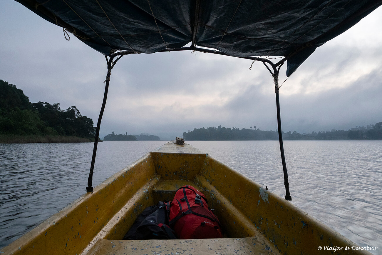 recorrido con barca de madera para llegar al alojamiento situado en una isla privada