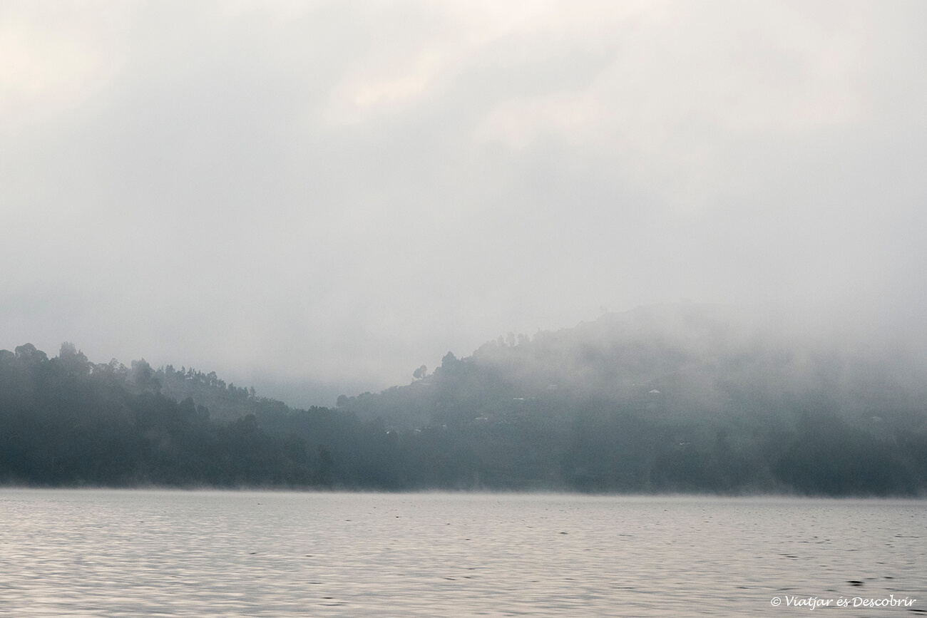 paisaje con niebla en el lago Bunyonyi durante un safari por Uganda