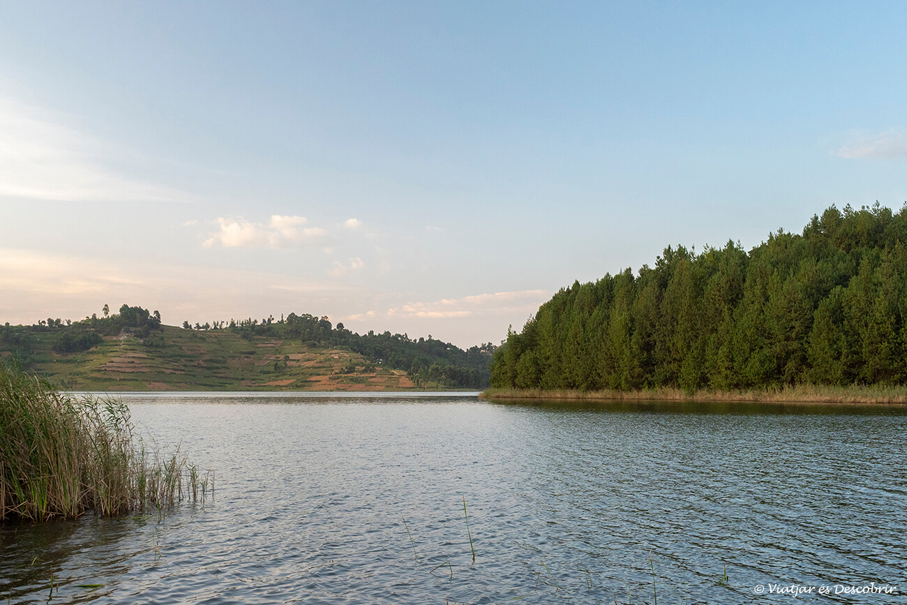 puesta de sol en el lago Bunyonyi
