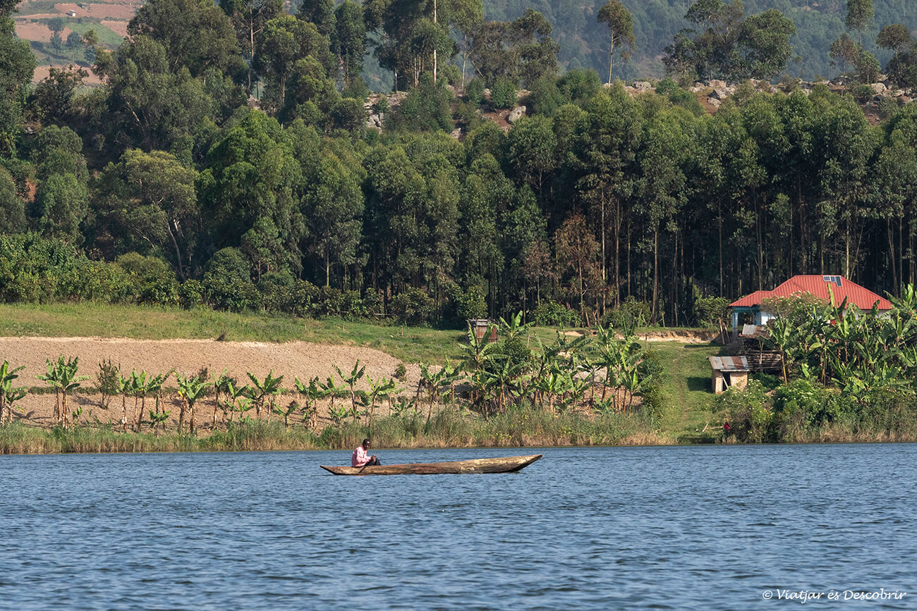 canoa tradicional navegando por el lago Bunyonyi