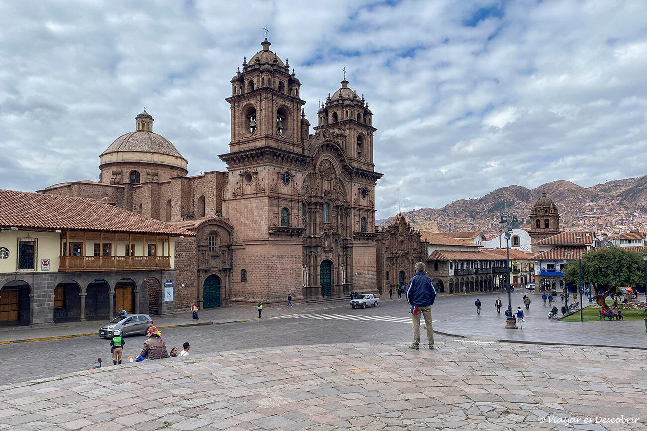 plaza principal de Cusco en la que siempre hay movimientos de gente y hay que vigilar con los carteristas u otros delicuentes