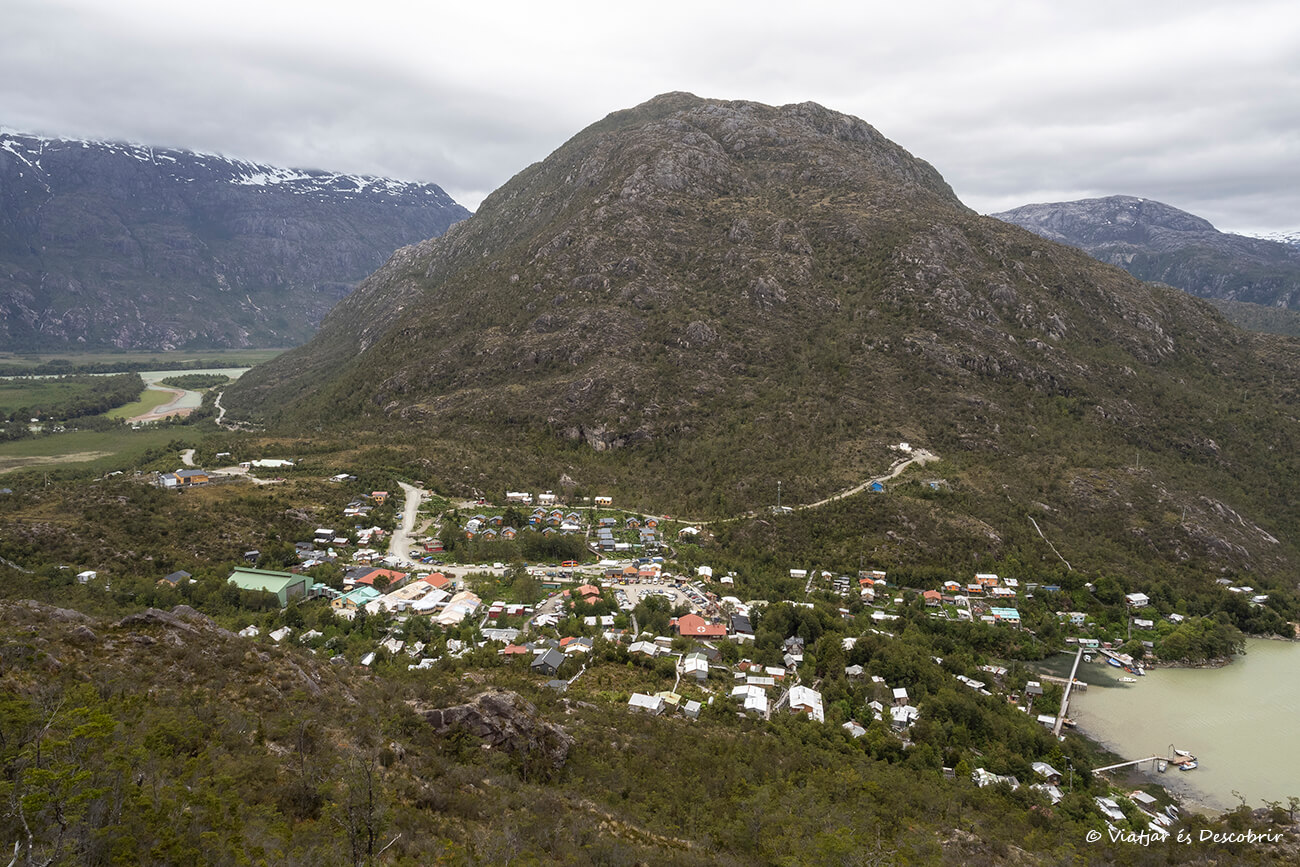 panorámica del pueblo Caleta Tortel que es uno de los más singulares que ver en la Patagonia chilena