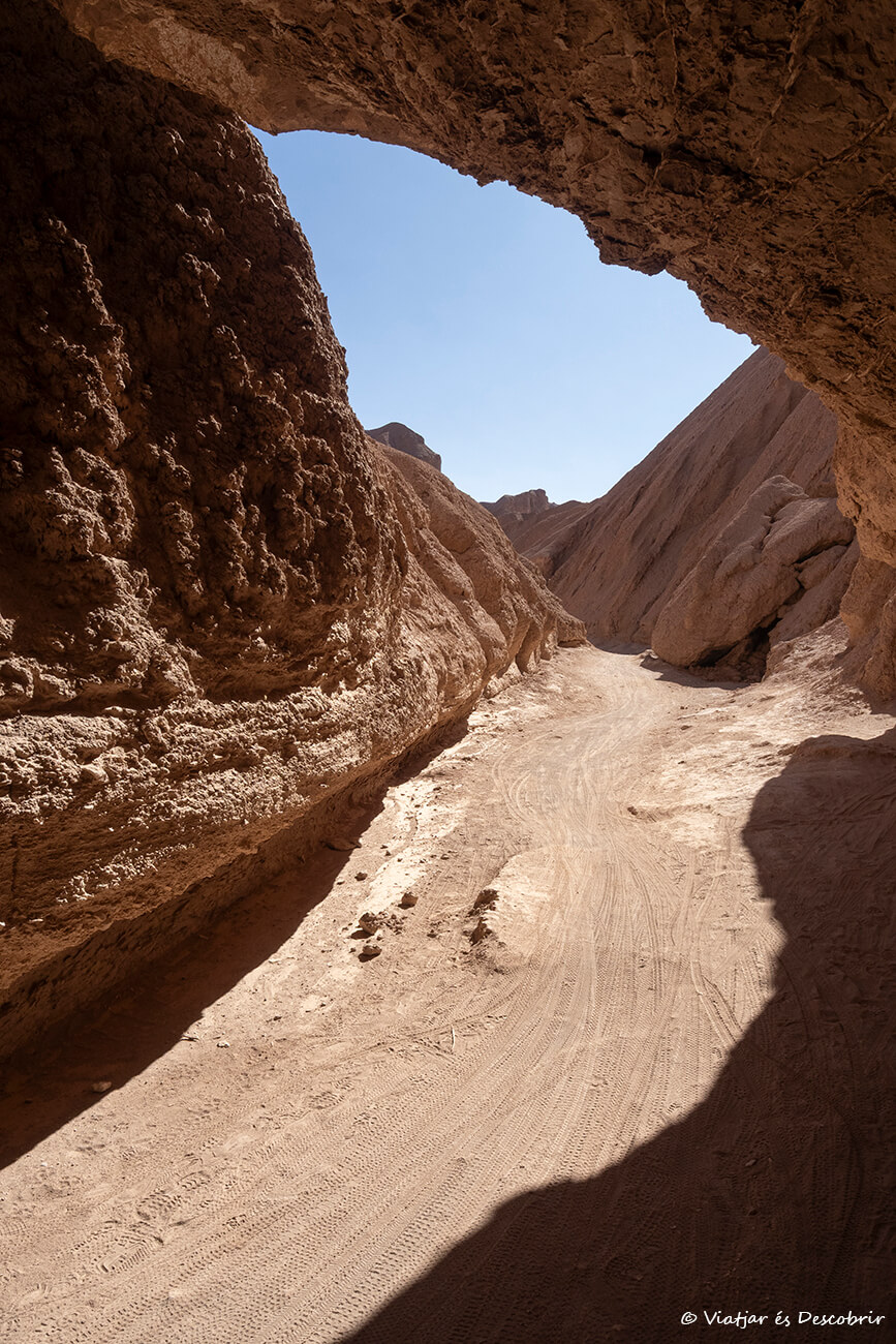 atravesar la Garganta del Diablo es otro imprescindible que hacer en San Pedro de Atacama en 3 o 4 días