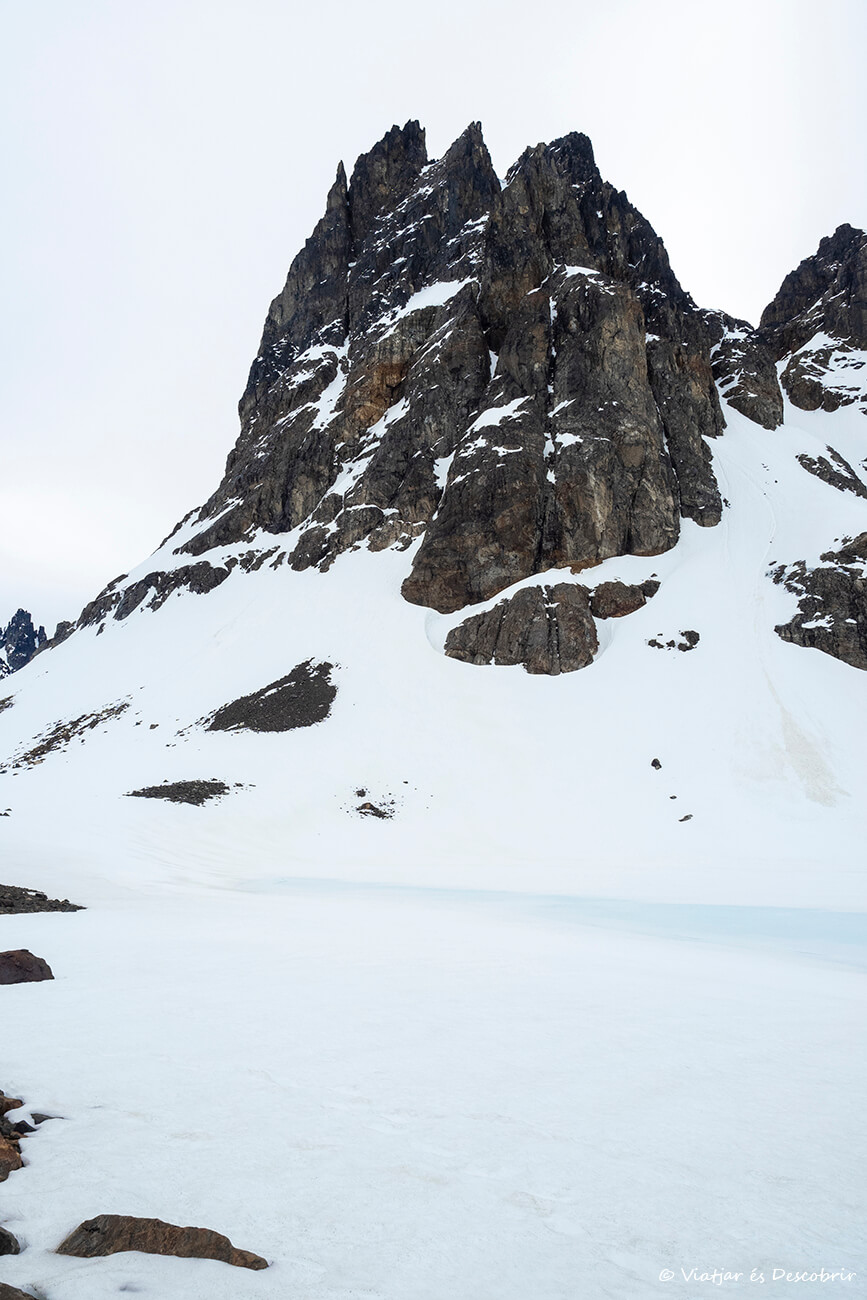 paisaje nevado en la Laguna Duff, todavía congelada a finales de la primavera