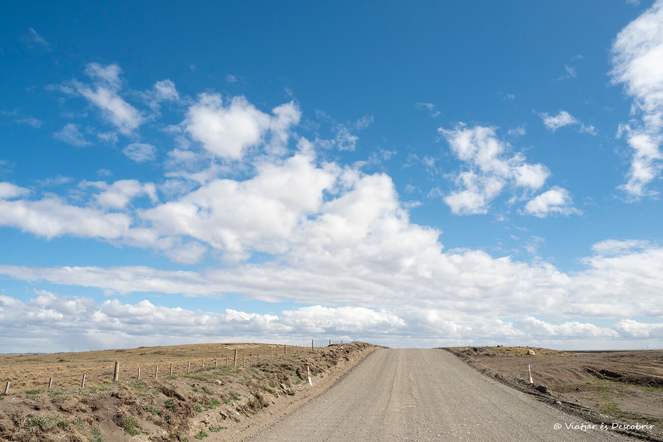carretera por la estepa patagónica de la isla de Tierra del Fuego