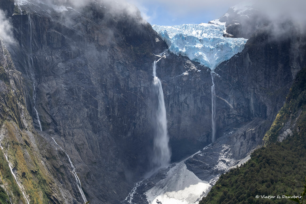 paisaje emblemático del Parque Nacional Queulat con un glaciar y las cascadas cayendo por un precipicio